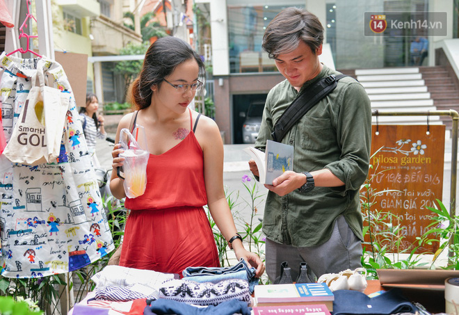 Sau Hà Nội, phiên chợ Người yêu cũ xuất hiện ở Sài Gòn: Mua một món đồ, được nghe cả câu chuyện tình xưa Sau Hà Nội, phiên chợ Người yêu cũ xuất hiện ở Sài Gòn: Mua một món đồ, được nghe cả câu chuyện tình xưa